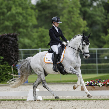 Sissi Gijsen wint eerste observatieproef pony’s